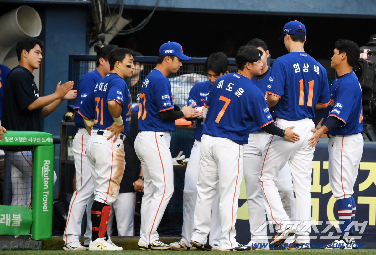 '질린다 질려' 14구 승부 끝 안타 치고 나간 신민재→비거리 140m …