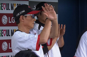 1,2위 치열한 싸움에도 이런 매너라니... 6점차 3회에 도루왕에게 X자 보낸 염갈량만의 불문율 