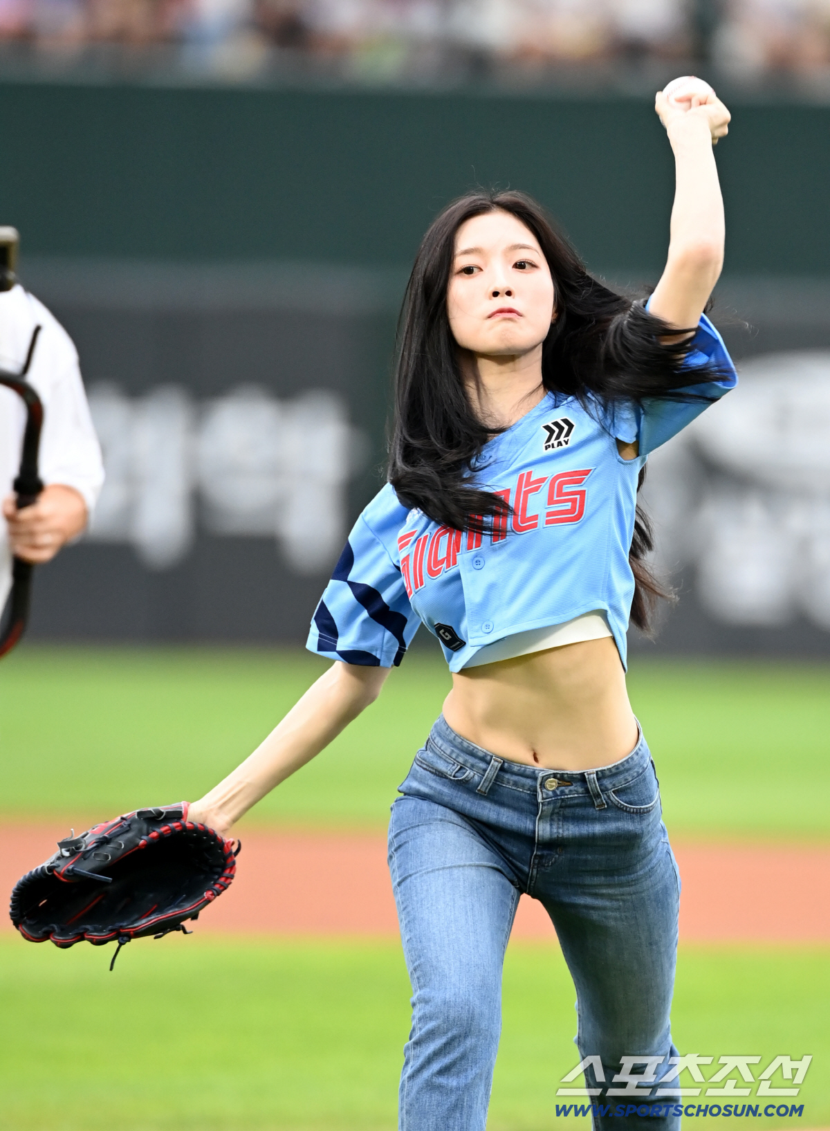 [포토] 아린, 매끈한 복근 뽐내며 시구