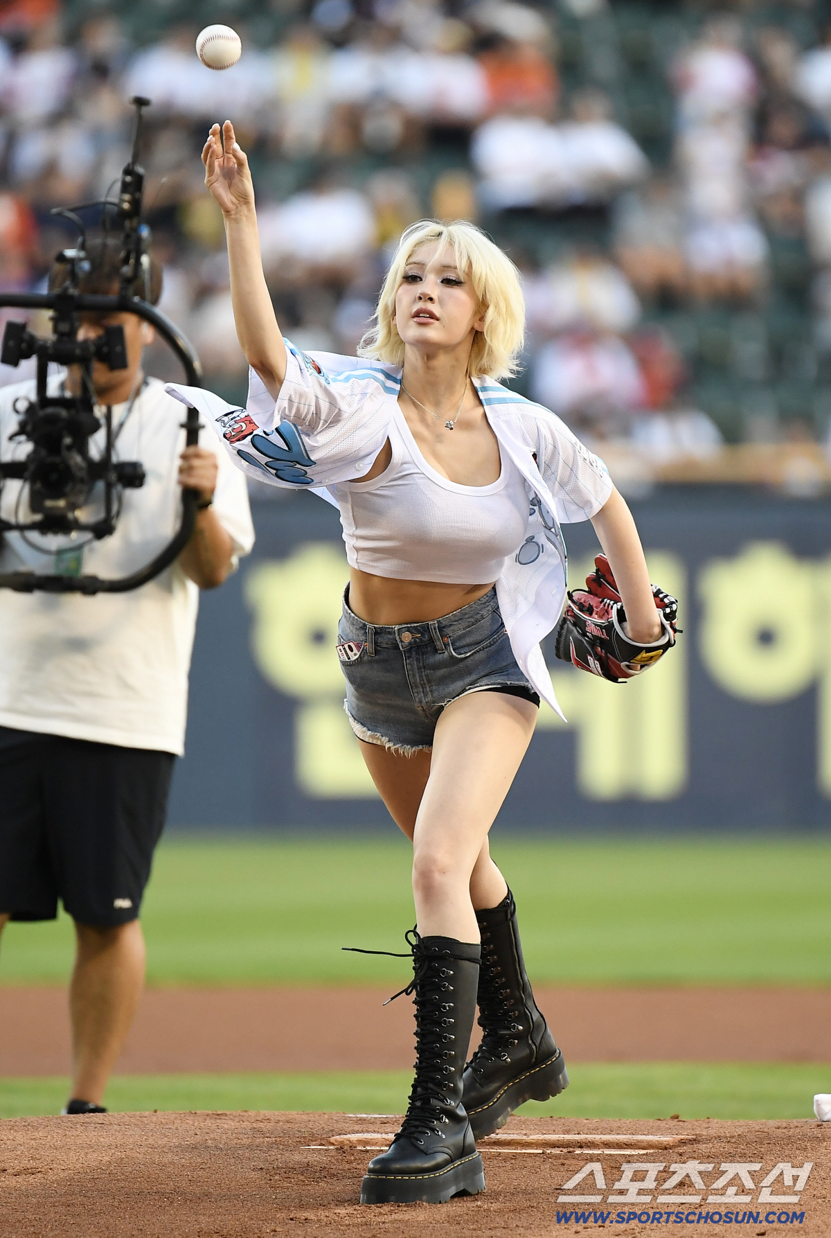 [포토] 전소미, LG 승리요정의 시구