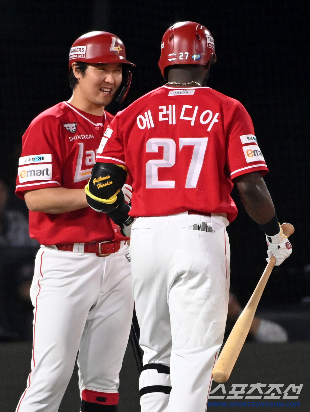 [포토] 에레디아 3점포에 미소짓는 최정