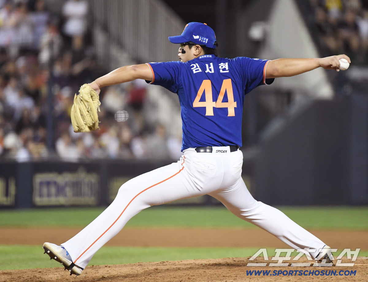 [포토] 9회말 마운드에 오른 김서현
