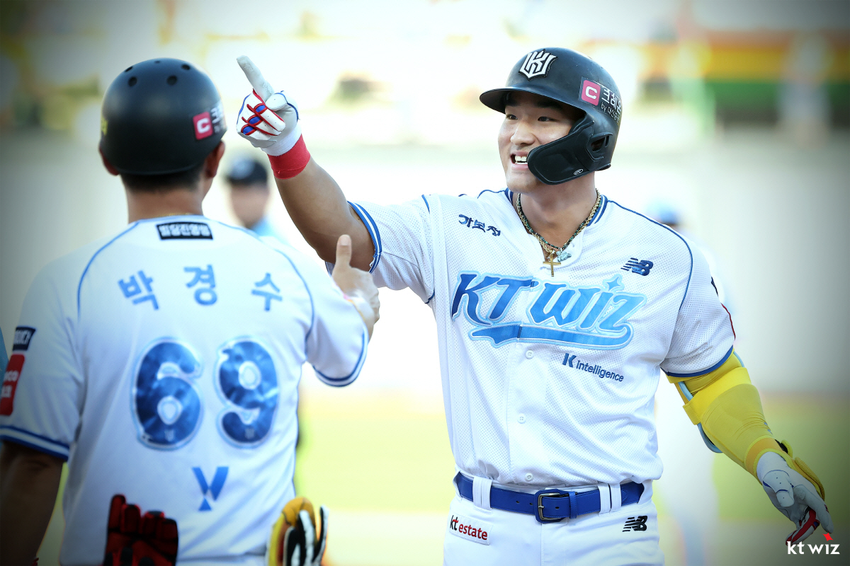 "첫 승, 100안타 축하한다"…압도적 승리! 5위 올라왔다…기록을 장식…