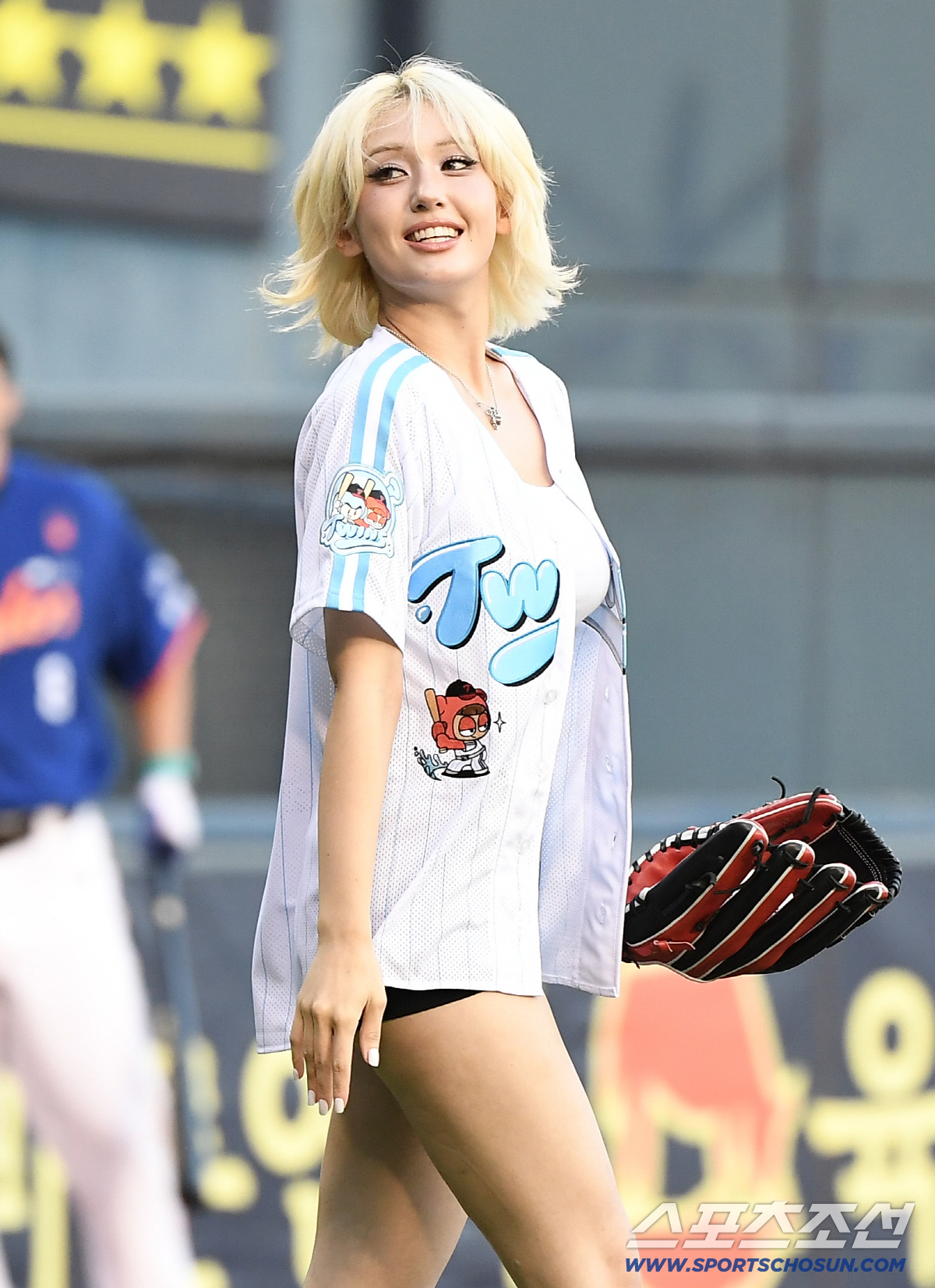 전소미, 데님 핫팬츠+니삭스 시구...엘프 미모로 잠실 달궜다