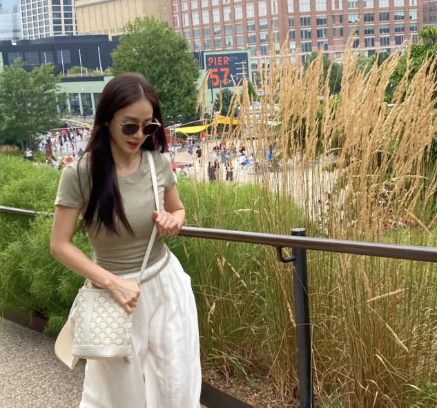 '비♥' 김태희, 쫄티 입고 뉴욕 접수..'45살 애둘맘' 안 믿겨