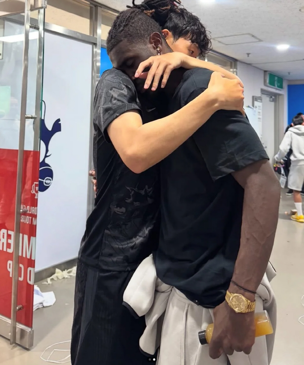 英 단독 보도! "흥민이형 가지 마세요" SON 끌어안고 '엉엉' 울더니…