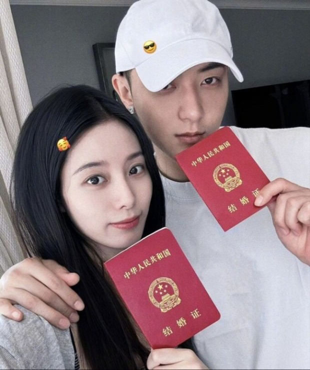 前 엑소 타오, SM 연습생 출신과 10월 결혼식 생중계…출산설은 묵묵부…