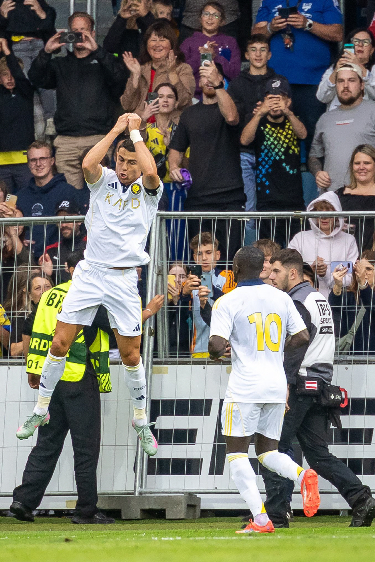 '이게 아시아야? 유럽이야?' 호날두-마네-코망-펠릭스 호화 공격진으로 …