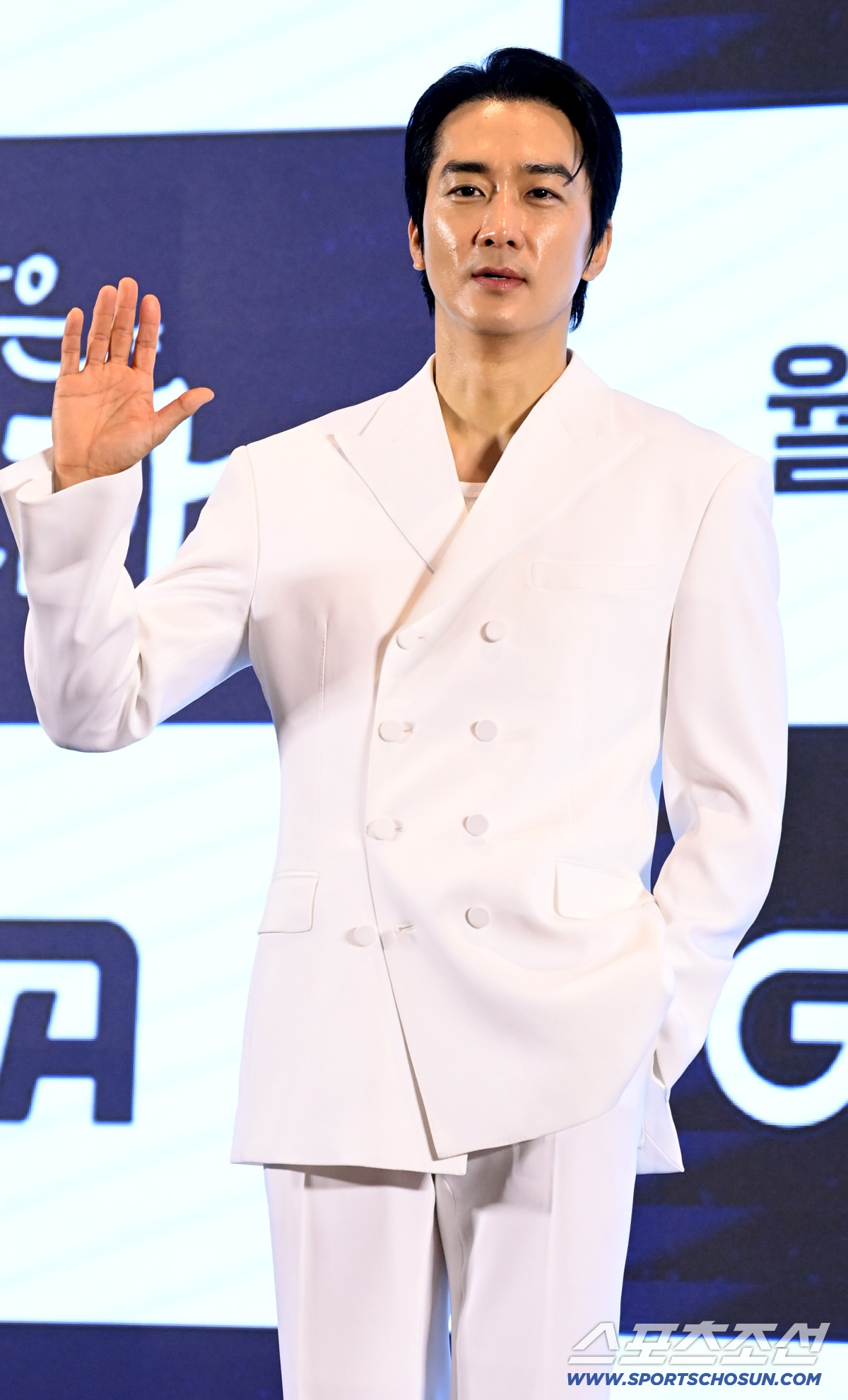 [포토] 송승헌, 눈부신 화이트 수트