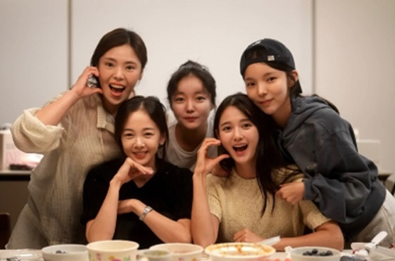 [SCin스타] ‘써니’ 우정ing…남보라, 결혼 후 첫 집들이 현장 공…