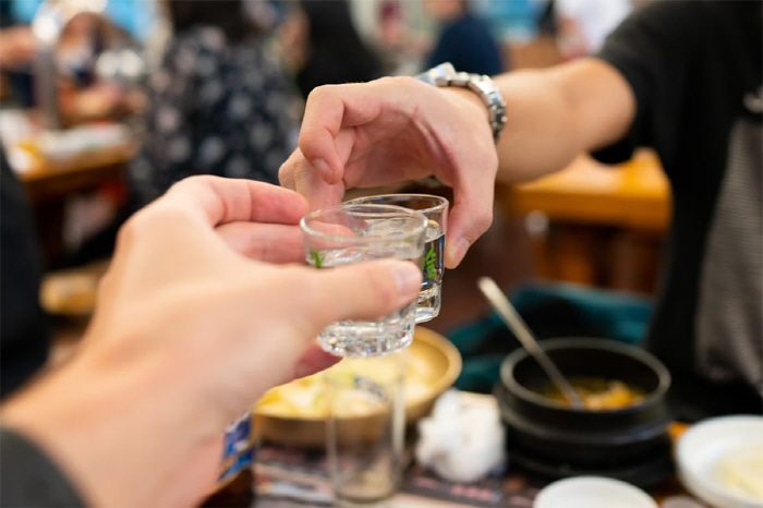"간 이식 받고도 또 술 마셔"…40·50대 알코올성 간 질환 '비상'
