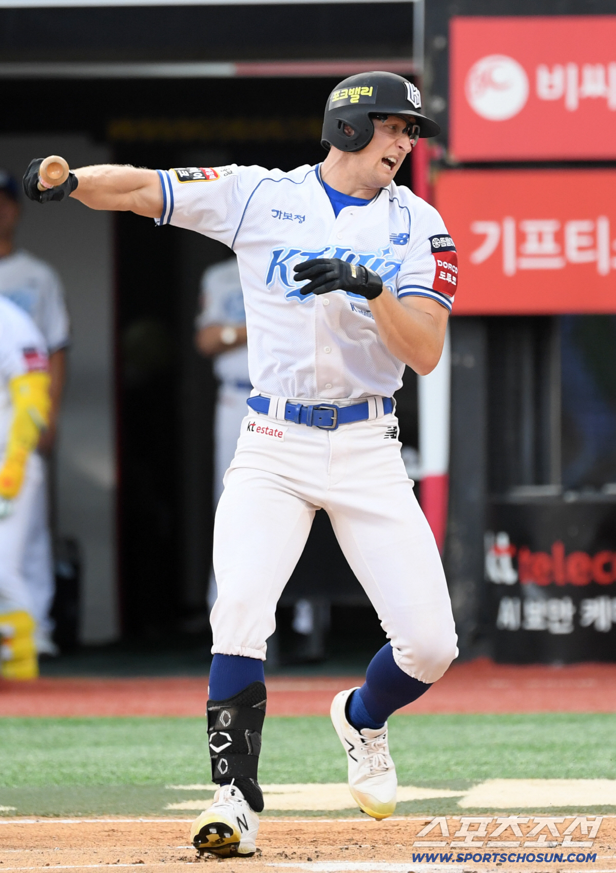 [포토] LG 톨허스트 직구에 삼진 당한 KT 스티븐슨