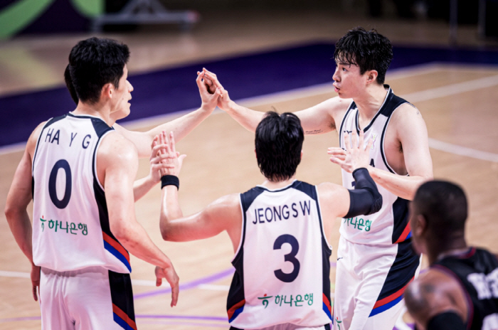 '2m10 버티는 中 격돌' 안준호 韓 감독 "피에 굶주린 늑대 군단…굶주림 해소 위해 만리장성 넘겠다"