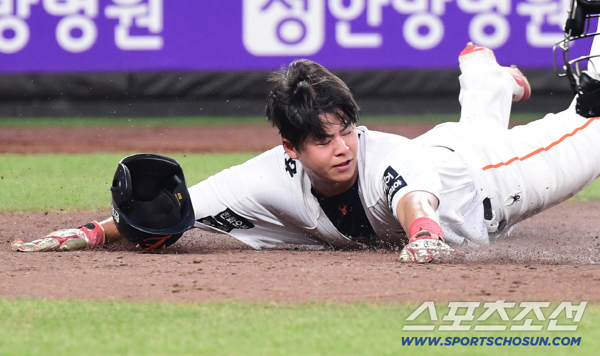 2할3푼 4번타자, 감독이 감싼 이유가 있었다...결정적 수비 하나로, …