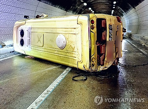 영동고속도로 마성터널서 초등생 태운 버스 전도…6명 중경상(종합)