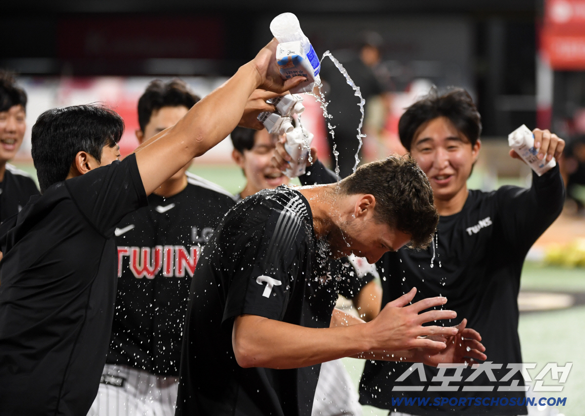 "요즘 한국 스타일에 맞는 선수"…7이닝 77구 7K 완벽 데뷔전, '우…
