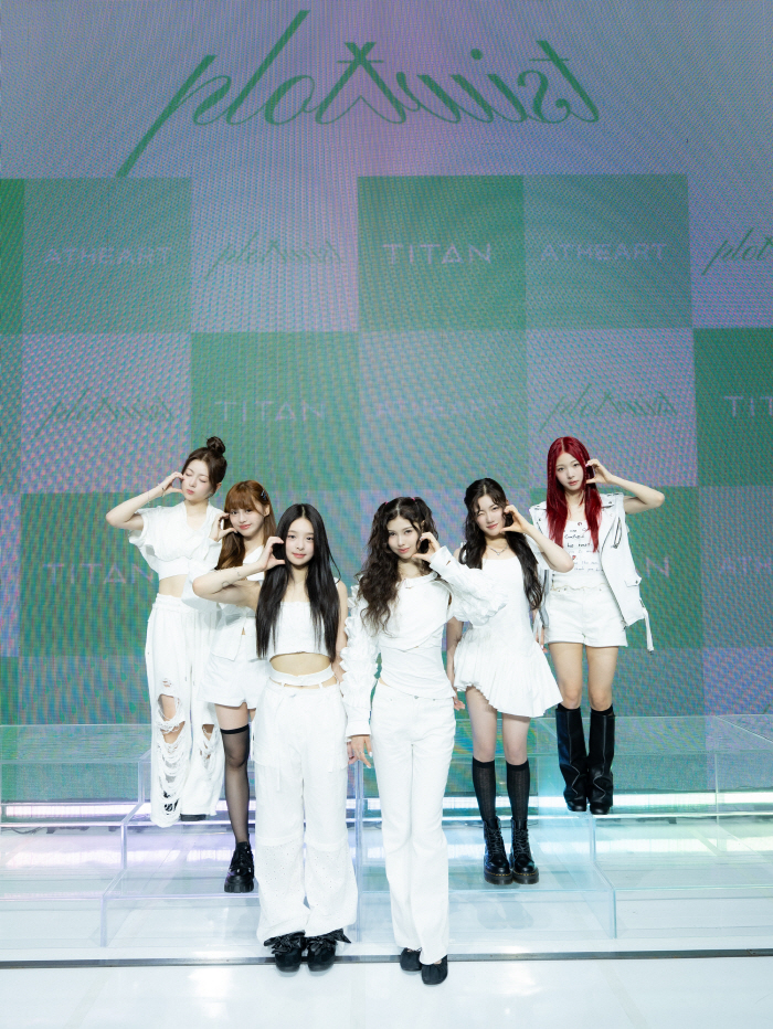 앳하트 "롤모델은 소녀시대…수영 선배님은 MV에도 출연, 감격의 눈물"