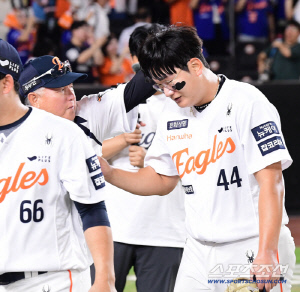 '2점 차' 만루 위기에 '안타 1위'와 붙으라니…4G 연속 실점에도 의심 없었다 