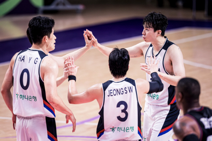 '2m21 장신 센터 보유' 中 정면충돌, "전설이 되겠다" 韓 남자농구 '만리장성' 넘을 수 있을까
