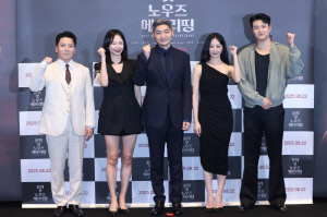 [SC현장] 사제복 입은 신승호→맑눈광 전신교도 전소민…'온리 갓', 여름 극장가 대미 장식(종합)