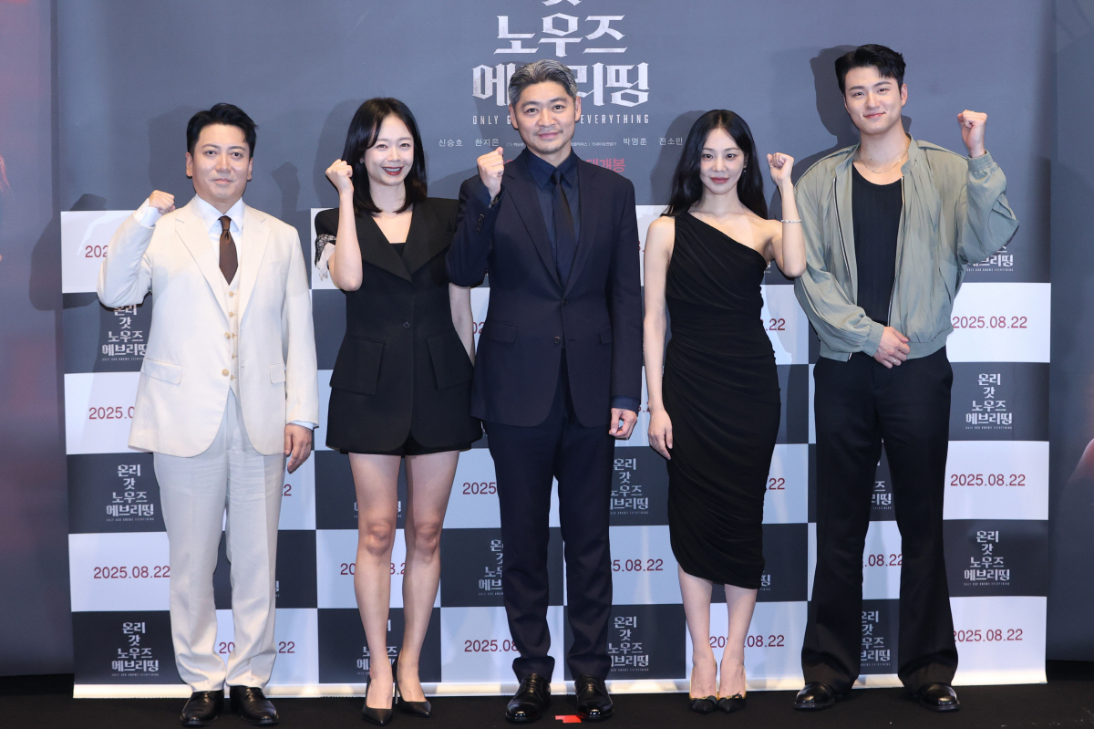 [SC현장] 사제복 입은 신승호→맑눈광 전신교도 전소민…'온리 갓', 여…