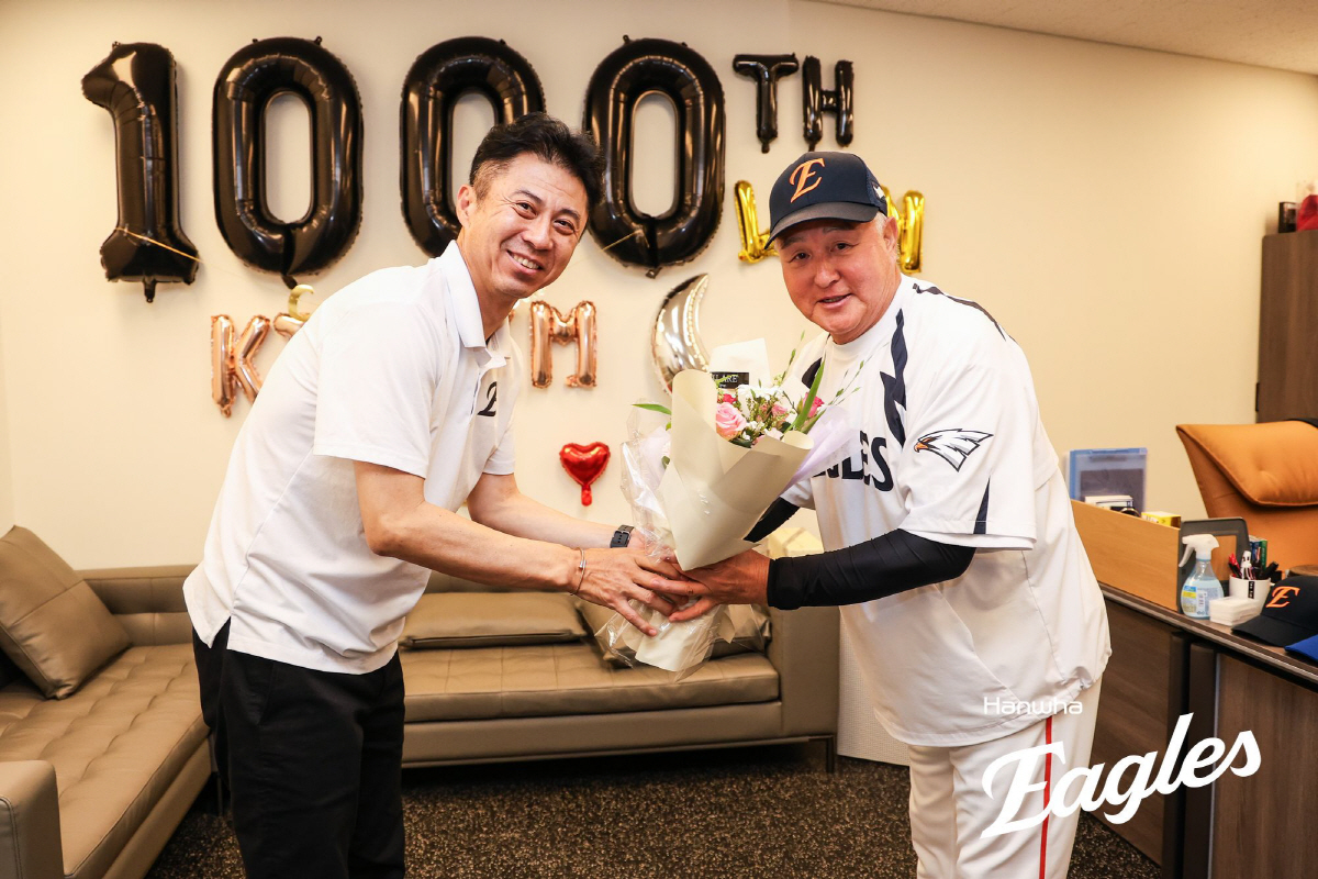 남다른 야구 사랑, 1000승 직접 챙겼다…"이글스 새로운 역사와 영원한…