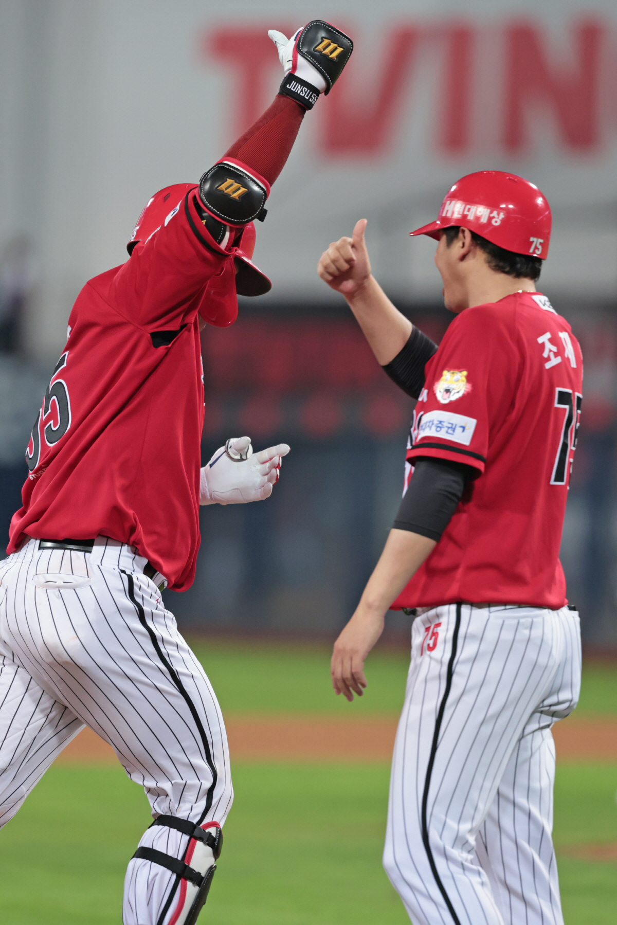 "잔루 안돼, 직구만 노렸다" 생애 첫 그랜드슬램 결승포, 후반기 4할 …