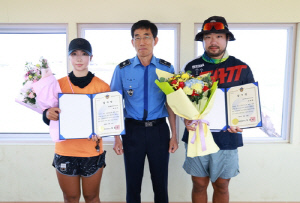 제주해경, 바다에 빠진 4남매 구조한 해양재난구조대원에 감사장