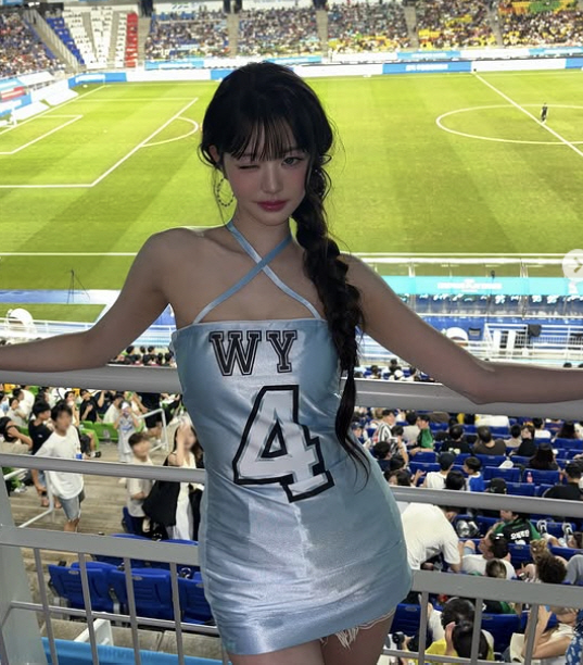 멋지다 장원영…논란의 시축의상 셀프 재등판, 바지 제대로 입었는데[SC이…
