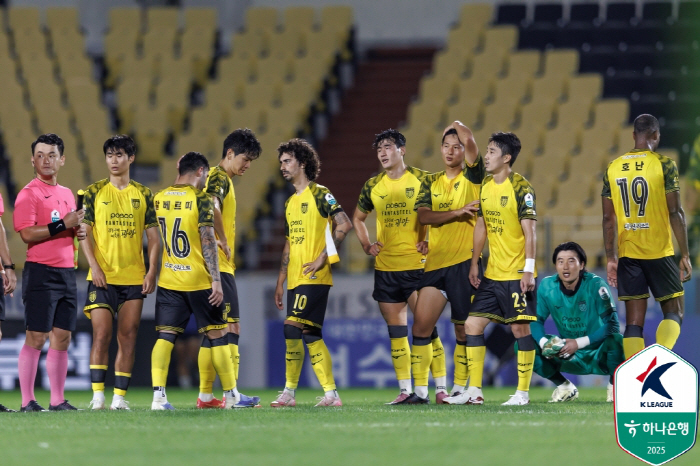 오심 '기계 탓' 돌린 KFA, 더 큰 후폭풍→VAR 프로토콜 모르나…'…