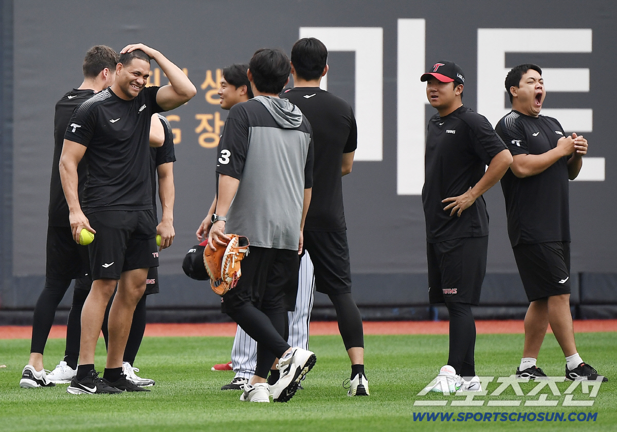 [포토] LG 선수들은 훈련하는데...수원 경기 이틀 연속 취소