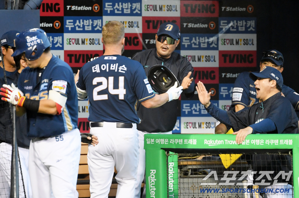 [포토] 데이비슨 홈런에 기뻐하는 이호준 감독