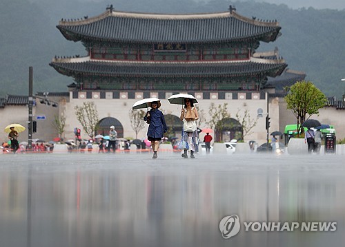 광복절 전국 곳곳 소나기…낮 최고기온 35도