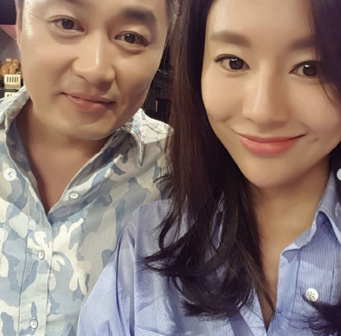 컬투 정찬우, 활동 중단 8년만 근황 전해졌다..여배우와 셀카 "건강하세…