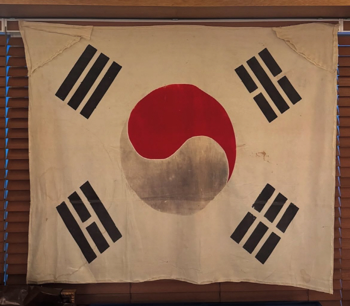 배정남, 찢어지고 피 묻은 태극기..광복절 80주년 남다른 애국심