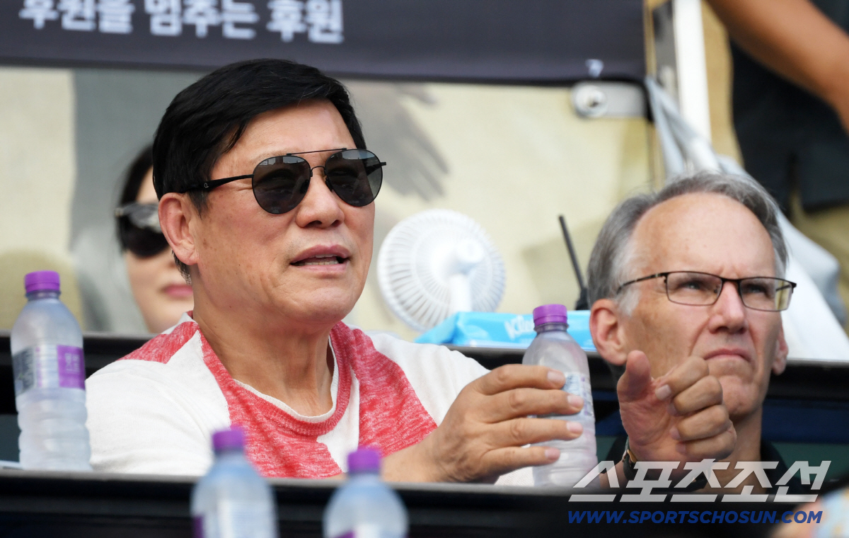 [포토] 허구연 총재 '광복절 야구장 직관'