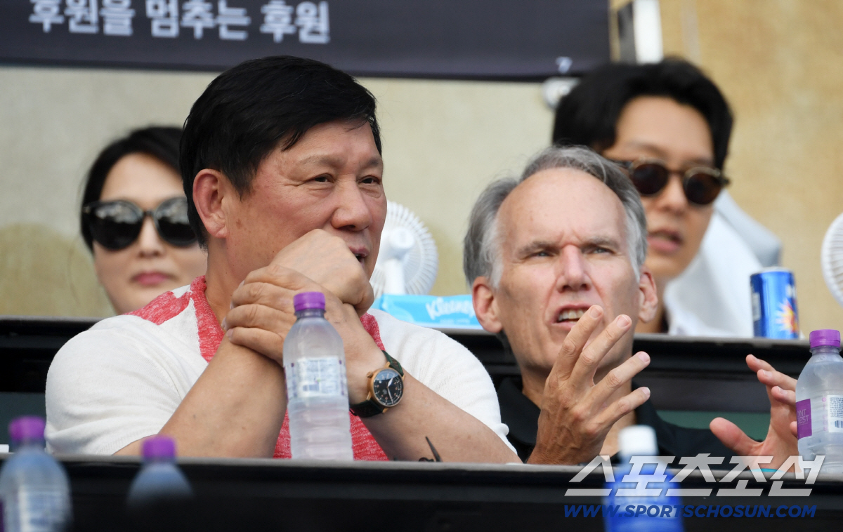 [포토] 허구연 총재 '광복절 야구장 직관'