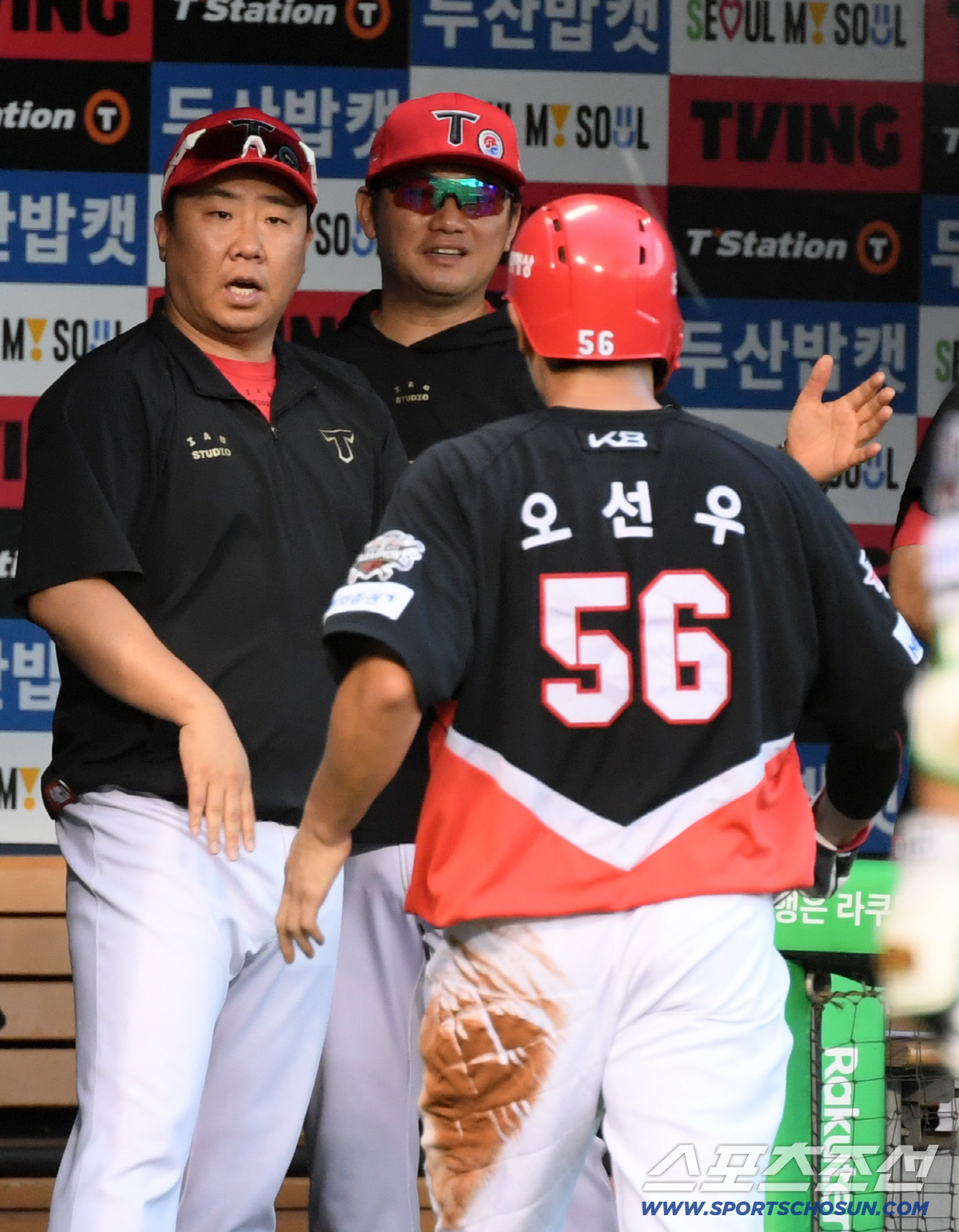 [포토] 오선우 반기는 이범호 감독