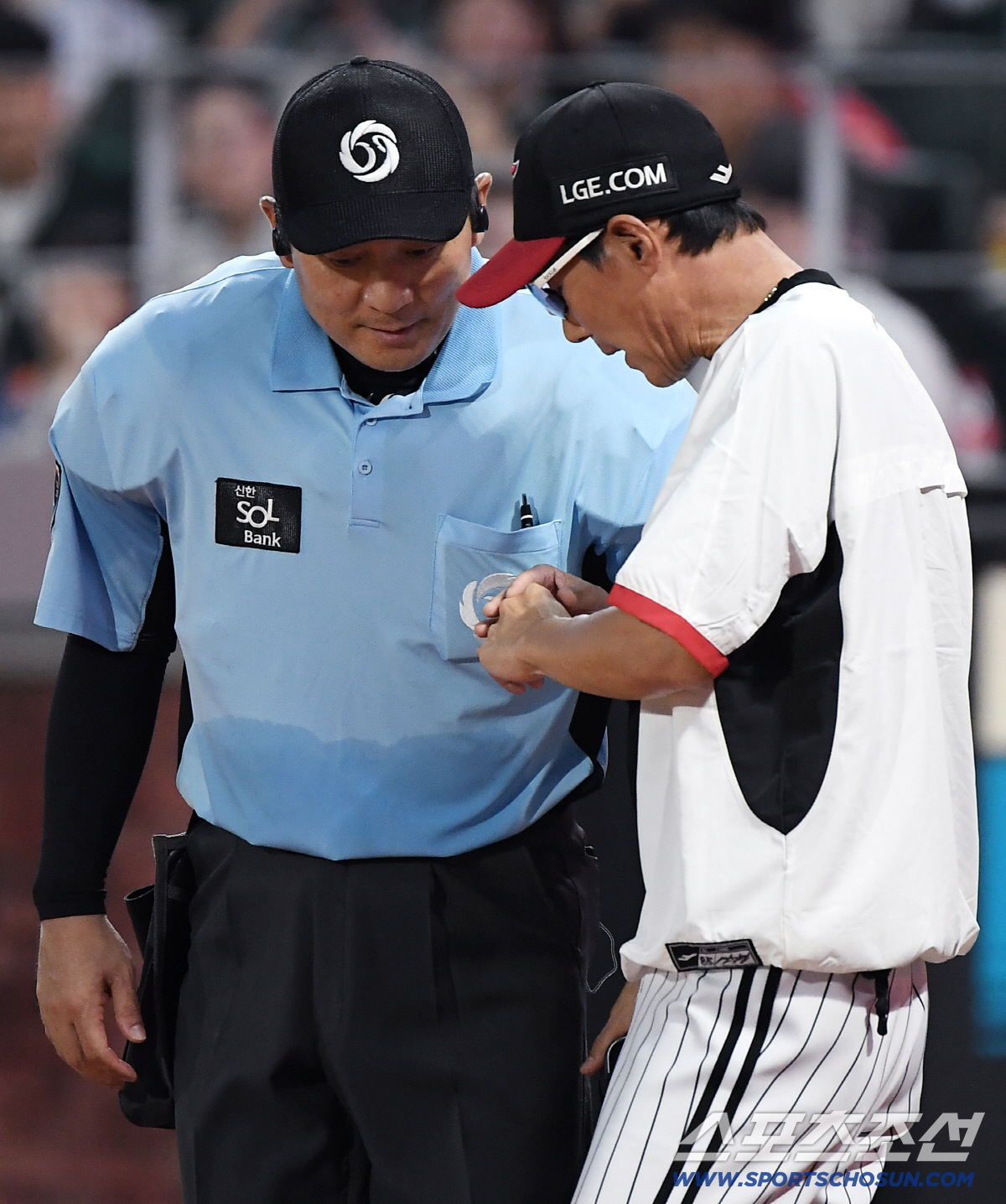 '이래서 염갈량인가' 무사 1,2루서 이례적인 부정투구 확인 요청→볼넷,…