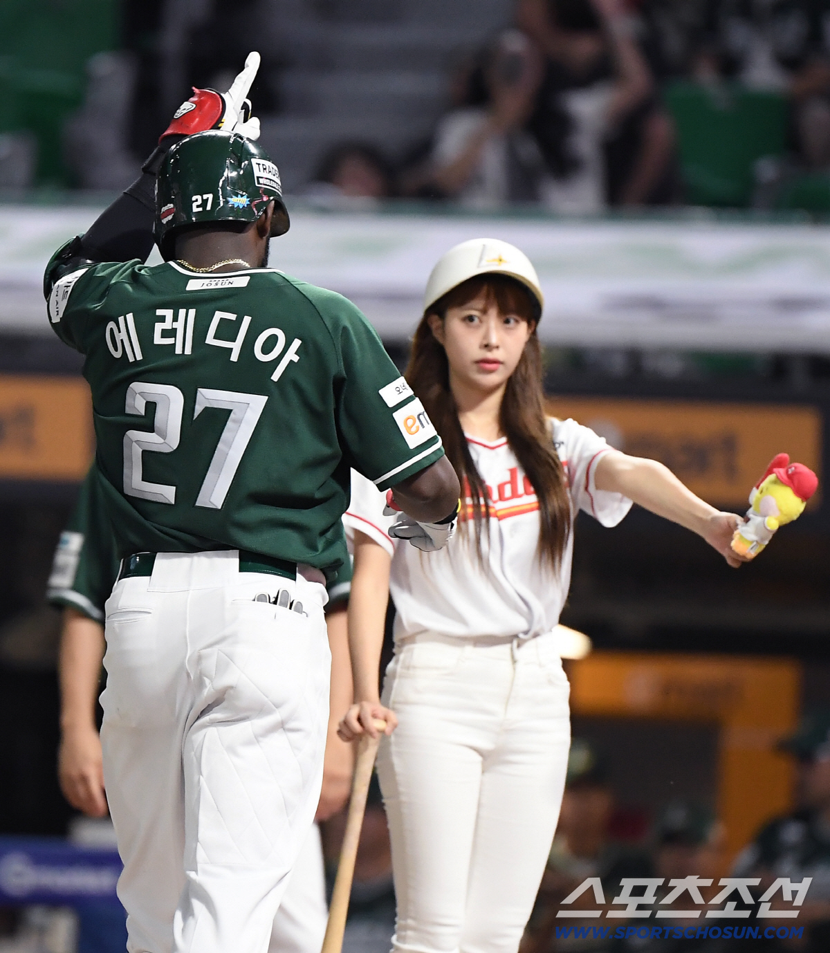 [포토] 에레디아, 홈런 인형 1개 추가