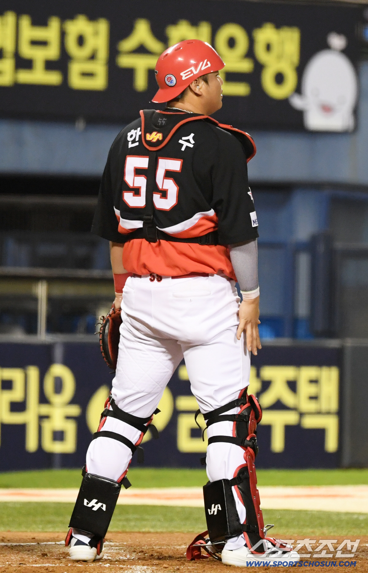 [포토] 한준수 '9회말 2사 결정적인 송구 실책'
