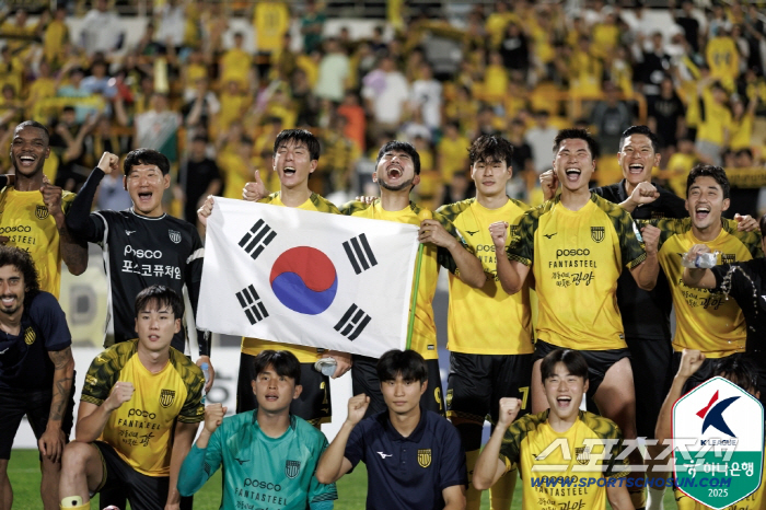 "광복절 광양벌 호난의 멀티골"전남,부천 2대1 꺾고 3위 우뚝...'손…