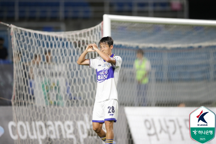 "광복절 광양벌 호난의 멀티골"전남,부천 2대1 꺾고 3위 우뚝...'손…