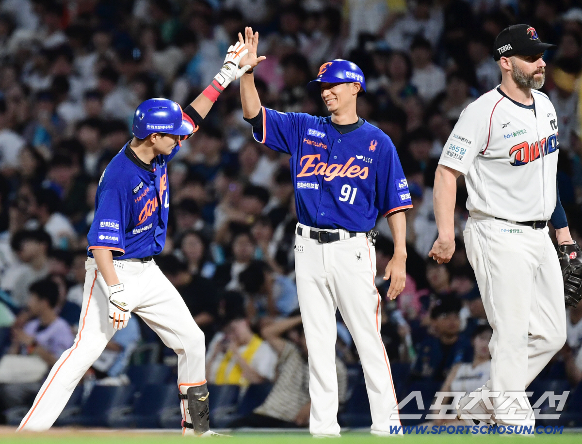 8월 첫 타점! 50억 FA, 눈물의 인생역전 → 한번 더 믿어준 명장의…