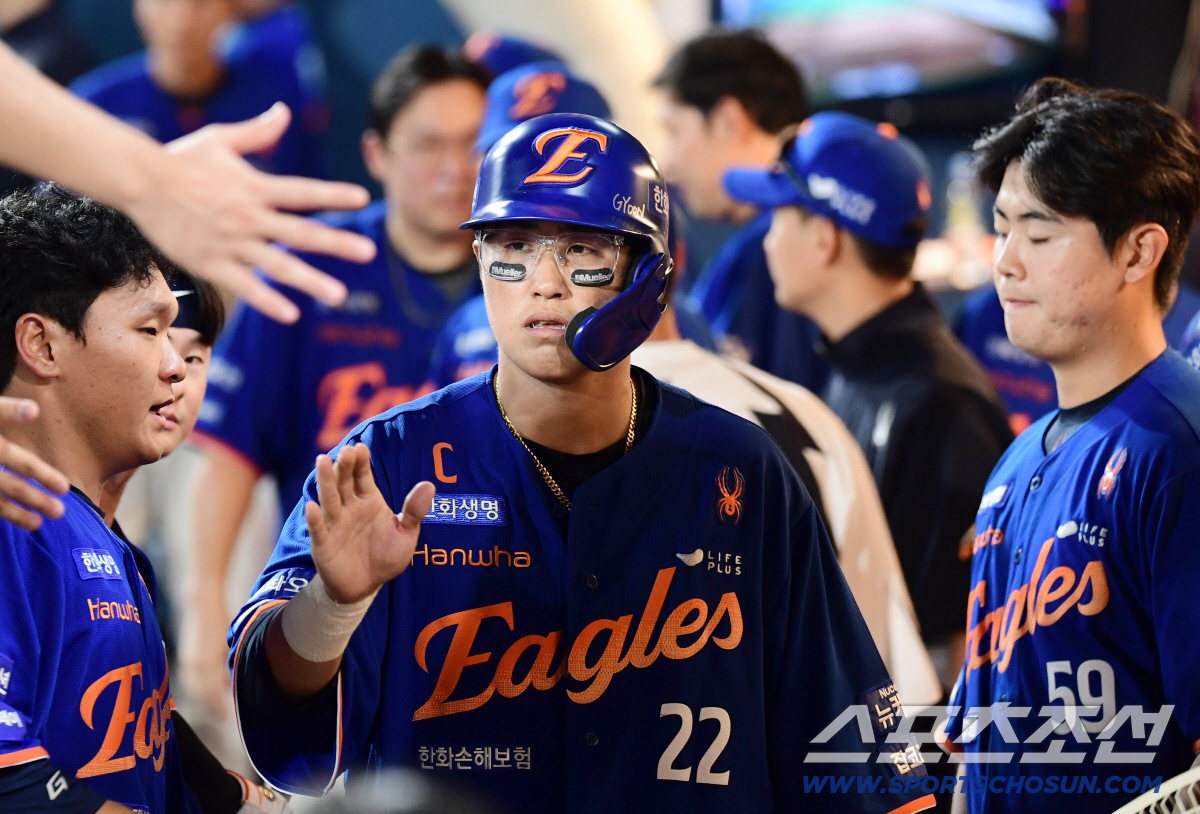 67세 老감독이 직접 나섰다! '5연승' 한화 상승 비결? → "베테랑만…