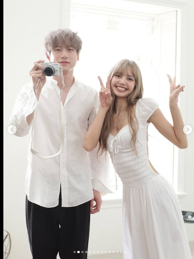 블랙핑크 리사, 日 배우와 침대 셀카 포착…'재벌 2세♥' 질투할라