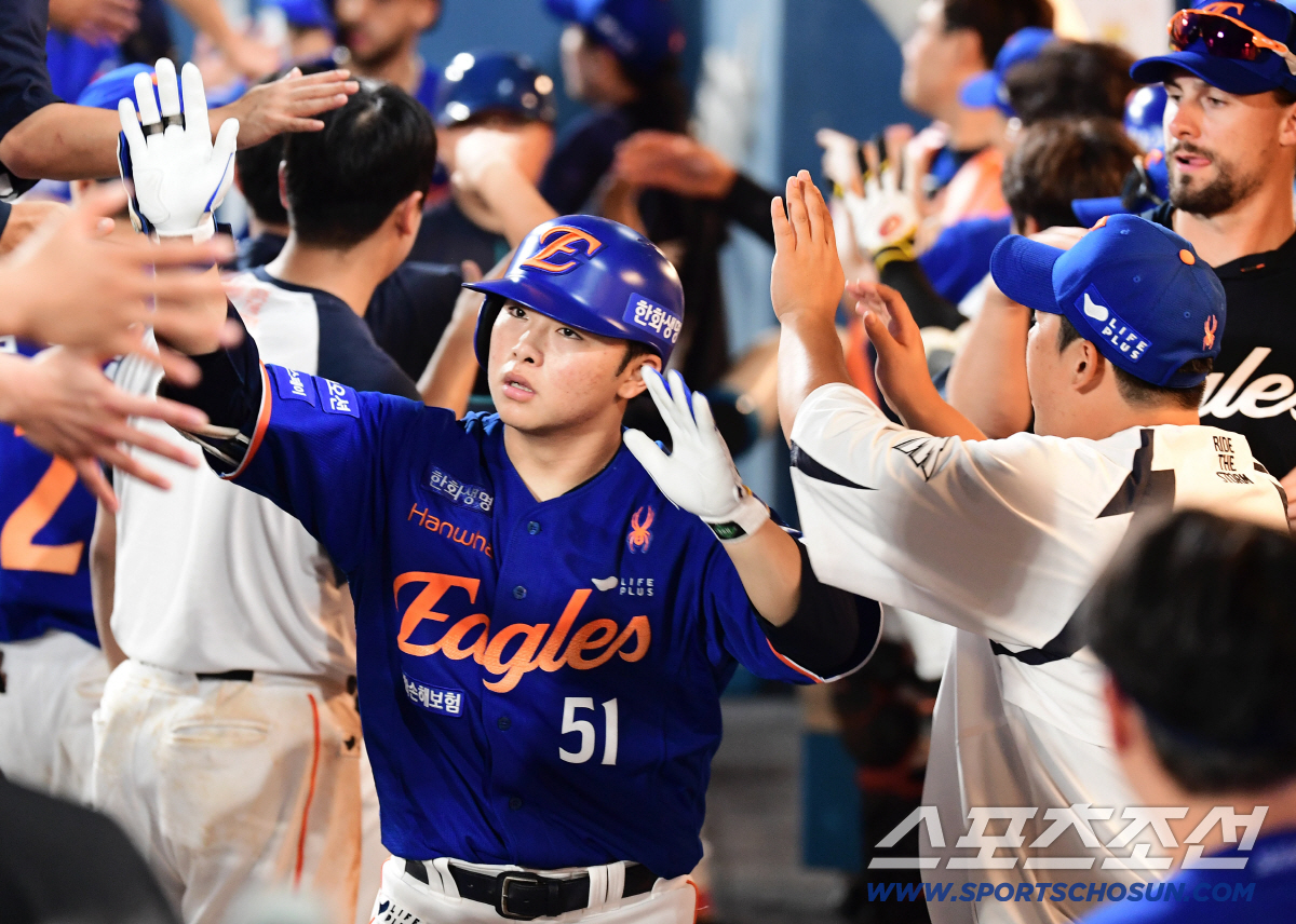 21세 아기독수리 날았다! 아홉수 탈출 → '8월 OPS 1.013' 불…