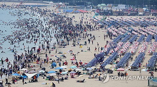 '불볕더위' 부산 해수욕장, 피서 인파로 북적