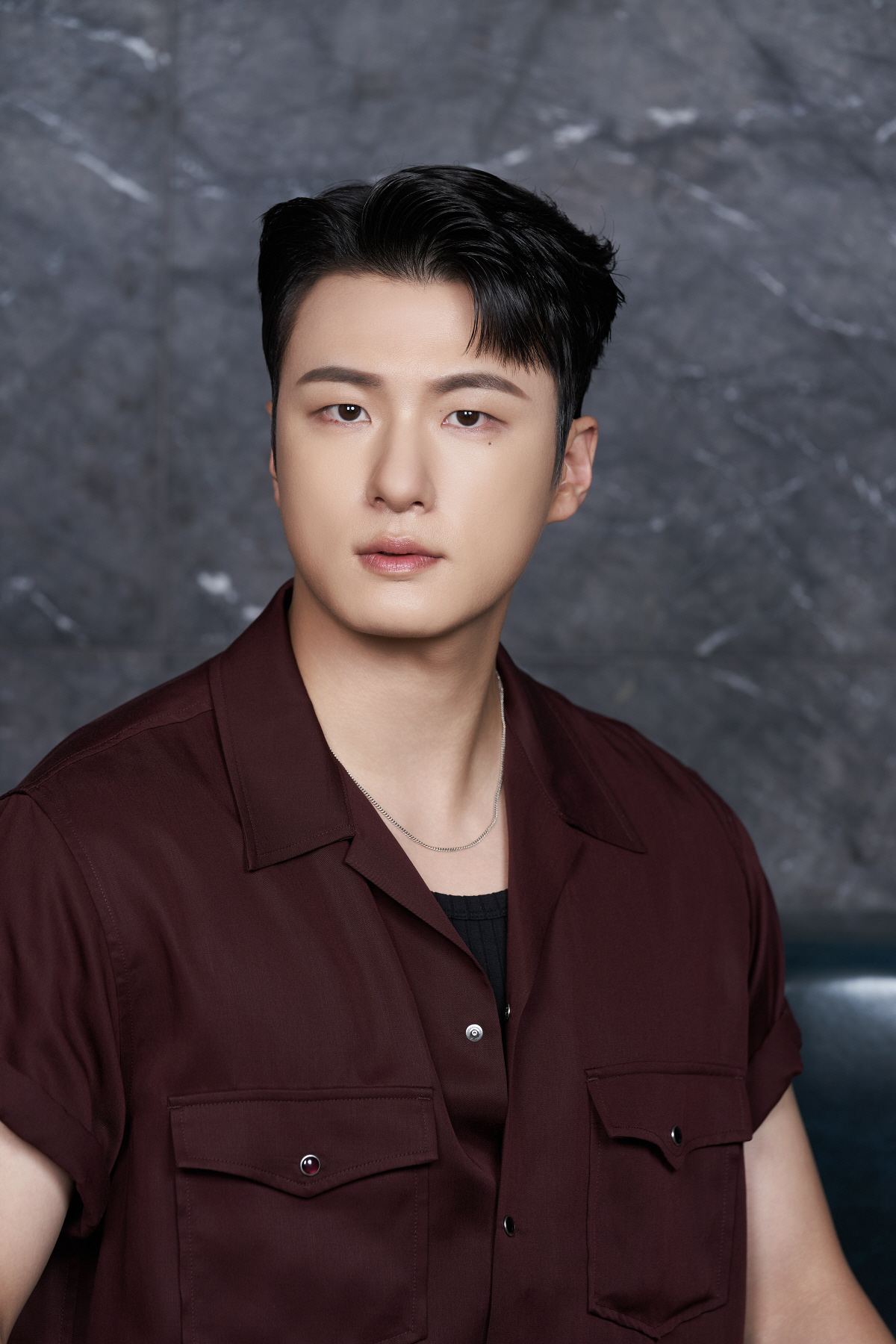 [SC인터뷰] "군복 벗고 사제복 입었다"…'온리 갓' 신승호, 강동원·…