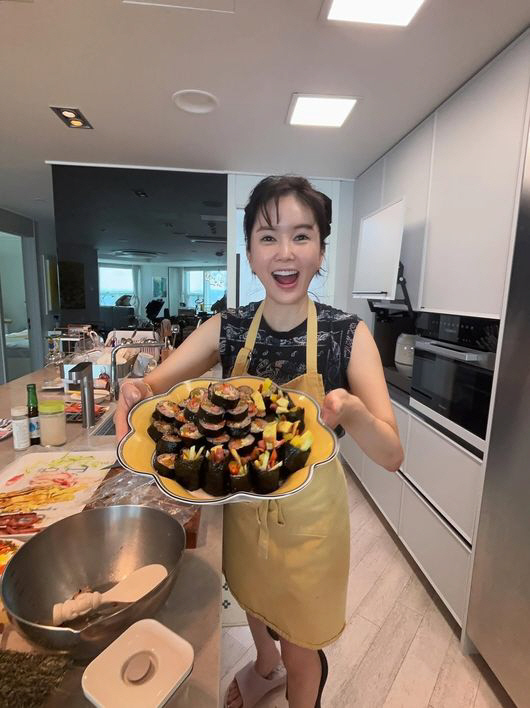 [SCin스타] 연하 백수남편 근황 전한 장영란, 주말맞이 집밥 제작 “…